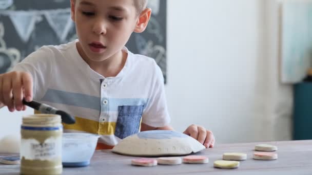 子供のためのワークショップ。子供たちは美しい料理を作るために粘土を使う方法を学ぶ。ワークショップ、マスタークラス. — ストック動画