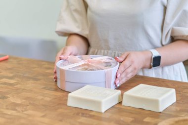 Girişimci kadın siparişi güzel bir kutuya koyar. Müşteriler için mükemmel bir servis..