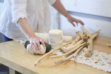 El yapımı makrome doku deseni yakın plan. ECO dostu modern örgü doğal dekorasyon konsepti. Güzel boho makrome duvar paneli rahat bir atmosfer ekler.