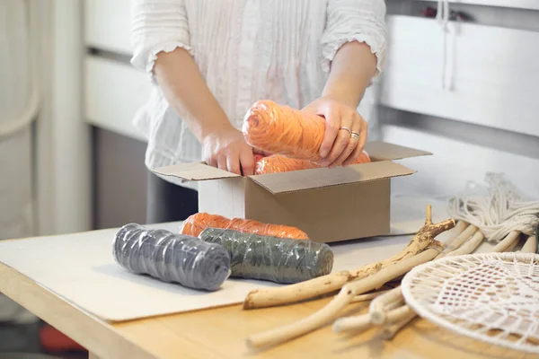 Femme entrepreneur emballe une commande dans une boîte en carton à envoyer par une entreprise de messagerie. une femme âgée crée une entreprise à partir de son passe-temps. — Photo