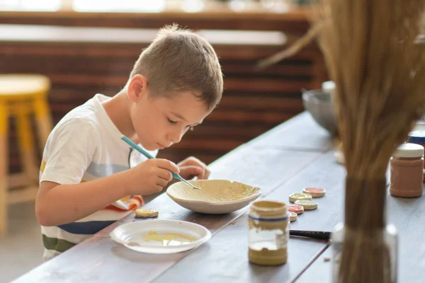 Műhely gyerekeknek. A gyerekek megtanulják használni az agyagot, hogy gyönyörű ételeket készítsenek. Műhely, mesterkurzus. — Stock Fotó