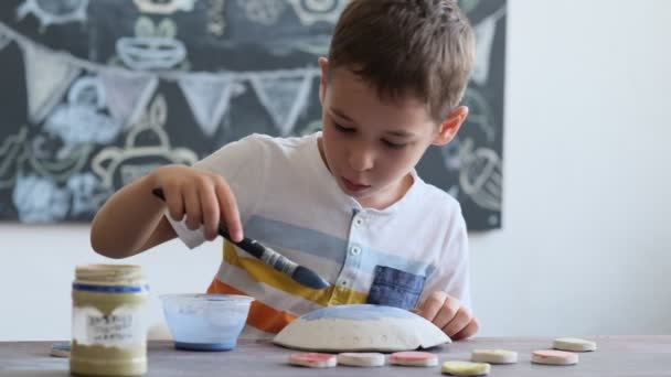 Warsztaty dla dzieci. Dzieci uczą się, jak używać gliny do przygotowywania pięknych potraw. Warsztaty, kursy mistrzowskie. — Wideo stockowe