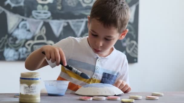 Taller para niños. Los niños aprenden a usar la arcilla para hacer platos hermosos. Taller, clase magistral. — Vídeos de Stock