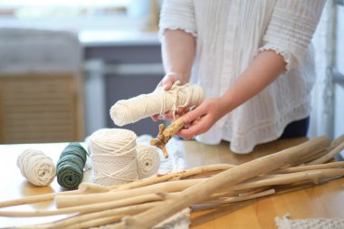 El yapımı makrome doku deseni yakın plan. ECO dostu modern örgü doğal dekorasyon konsepti. Güzel boho makrome duvar paneli rahat bir atmosfer ekler.