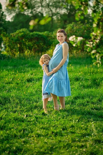 Nature scene with family outdoor lifestyle. Mother and little daughter playing together in a park. Happy family concept. Happiness and harmony in family life. — Stock Photo, Image