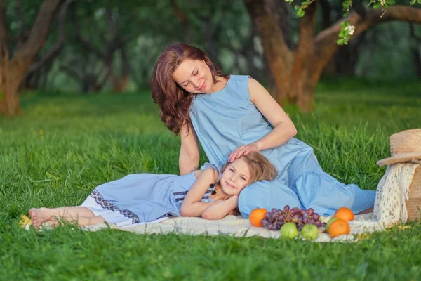 Mãe e filho se divertindo no parque. Mãe e filha brincando juntas em um parque. Conceito de família feliz. — Fotografia de Stock