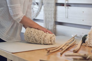 Kadın girişimci, karton bir kutuya el yapımı bir ürün koyar. Küçük bir iş için mal teslimatı. Yaşlı bir kadın hobisini evde kazanır..