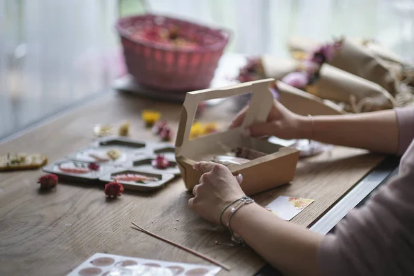 Propriétaire de petite entreprise, boîte d'emballage de marketing en ligne et la livraison. Un colis enveloppé dans du papier brun. Concept de livraison pour les entreprises privées livraison avec soin. Boîte cadeau artisanat — Photo