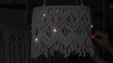 Doğal renklerde asılı el yapımı makrome abajurlar. Lamba için boho tarzı kabuk gölgesi. Siyah arka planda. Videoyu kapat. Yavaş çekim videosu. depolama görüntüleri.