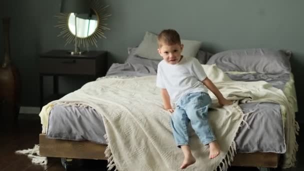 Niño feliz en jeans y camiseta — Vídeo de stock