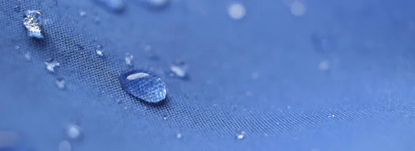 Wasser Proof Textile Block Wasser passieren, um trocken zu bleiben. Wasserperlen auf Stoff. Weicher Fokus, Unschärfe — Stockfoto