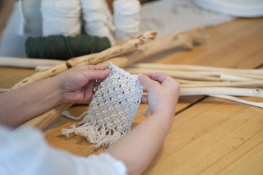 El yapımı makrome doku deseni yakın plan. ECO dostu modern örgü doğal dekorasyon konsepti. Güzel boho makrome duvar paneli rahat bir atmosfer ekler.