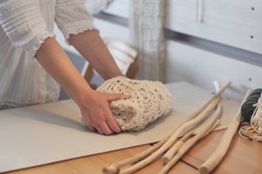 Kadın girişimci, karton bir kutuya el yapımı bir ürün koyar. Küçük bir iş için mal teslimatı. Yaşlı bir kadın hobisini evde kazanır..