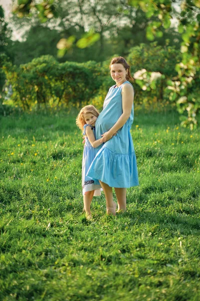 Cena da natureza com estilo de vida familiar ao ar livre. Mãe e filha brincando juntas em um parque. Feliz conceito de família. Felicidade e harmonia na vida familiar. — Fotografia de Stock