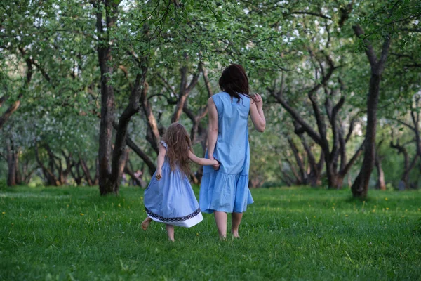 Мать и ребенок веселятся в парке. Мать и маленькая дочь играют вместе в парке. Концепция счастливой семьи. — стоковое фото