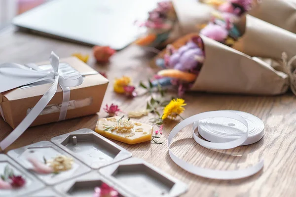 Kurumuş çiçekler, elle yapılan aromatik keseler. Tahta bir masada sonbahar kompozisyonu. Metin için kopyalama alanı olan bir kartpostal düzeniyle hediye kutusu. — Stok fotoğraf