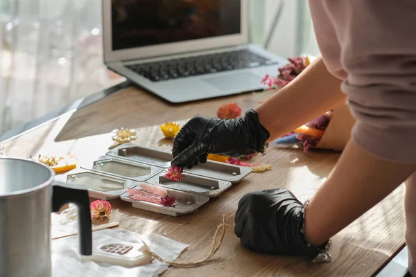 Femme d'affaires crée une tablette de cire aromatisée à la maison. profession créative. comment commencer à faire de l'argent sur un concept de passe-temps. — Photo