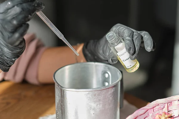 Vrouw zakenvrouw creëert een gearomatiseerde wax tablet thuis. creatief beroep. hoe om te beginnen geld te verdienen op een hobby concept. — Stockfoto