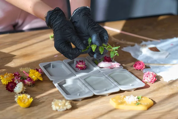 Donna d'affari crea una tavoletta di cera aromatizzata a casa. professione creativa. come iniziare a fare soldi su un concetto di hobby. — Foto Stock