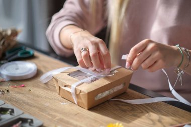 El yapımı mumları olan bir kadın. Hediye konsepti. Genç kadın girişimci yaratıcılığından para kazanıyor..