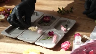 İş kadını evde aromalı balmumu tableti üretiyor. yaratıcı meslek. Hobi konseptinden nasıl para kazanılır?.