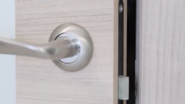 Kadın elini kapat, yatak odasının kapısını aç.