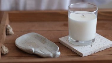 Mum söndü, ateşi söndürdü. Paslanmaz çelik mum alevi fitilini, mum söndürme zilini ve esrarengiz arka planda yanan mumu söndürdü. Ateşin tepesindeki gümüş çan, ateşi söndür..