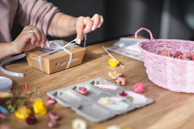 El yapımı mumları olan bir kadın. Hediye konsepti. Genç kadın girişimci yaratıcılığından para kazanıyor..