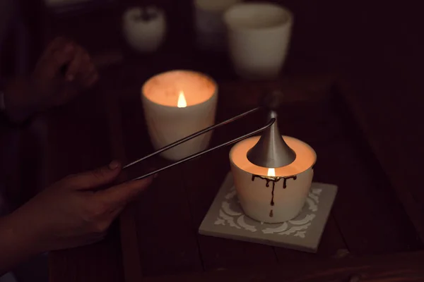 Bougie éteint éteindre le feu. L'acier inoxydable a éteint la mèche de flamme de bougie cloche de tabac de bougie de poignée longue. Cloche d'argent sur le dessus de la flamme, éteindre la flamme. — Photo