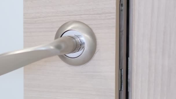 Cerrar la puerta de apertura de mano mujer en el dormitorio — Vídeo de stock