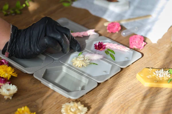 Femme d'affaires crée une tablette de cire aromatisée à la maison. profession créative. comment commencer à faire de l'argent sur un concept de passe-temps. — Photo