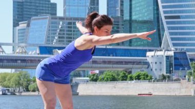 Sporcu orta yaşlı kadın antrenmandan önce ısınıyor, esneme egzersizleri yapıyor..