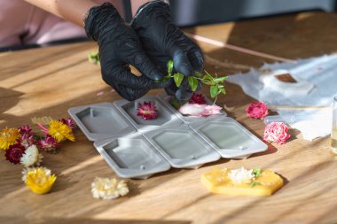 Kadın işkadını evde aromalı balmumu tableti yapıyor. yaratıcı meslek. Hobi konseptinden nasıl para kazanılır?.