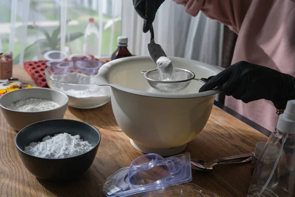 Handgemaakte badbommen proces. Voorbereiding van badbommen. Ingrediënten en bloemdecoratie op een houten vintage tafel. — Stockfoto