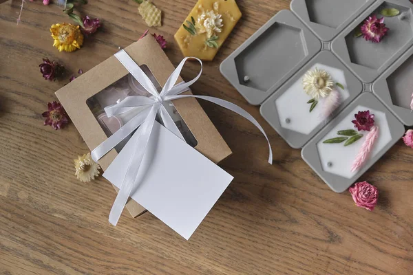 Flores secas, sobres aromáticos hechos a mano. Composición otoñal sobre una mesa de madera. Caja de regalo con, diseño de la postal con espacio de copia para el texto. — Foto de Stock