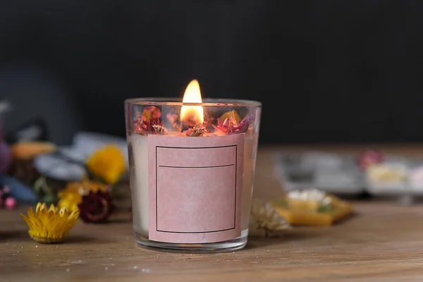 Enciende velas. Salud mental, autocuidado, Sin estrés, hábito saludable, estilo de vida consciente, concepto de alivio de la ansiedad — Foto de Stock