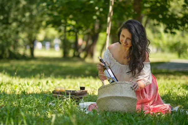 Portret van een zelfverzekerde volwassen vrouw. glimlachende vrouw die met een grote grijns naar de camera kijkt. Succesvolle vrouw van middelbare leeftijd rustend in het park. — Stockfoto