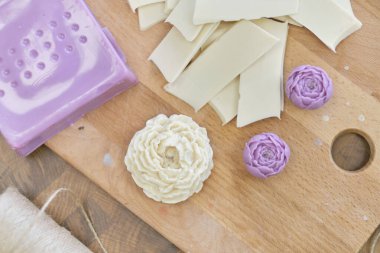 balmumu ve çiçek rengi şeklinde hazır mumlar.