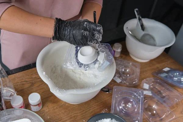 Handgemaakte badbommen proces. Voorbereiding van badbommen. Ingrediënten en bloemdecoratie op een houten vintage tafel. — Stockfoto