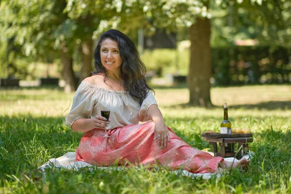 Retrato retrato de uma mulher madura confiante. mulher sorrindo olhando para a câmera com grande sorriso. Mulher de meia-idade bem sucedida descansando no parque. — Fotografia de Stock