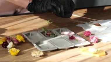 İş kadını evde aromalı balmumu tableti üretiyor. yaratıcı meslek. Hobi konseptinden nasıl para kazanılır?.