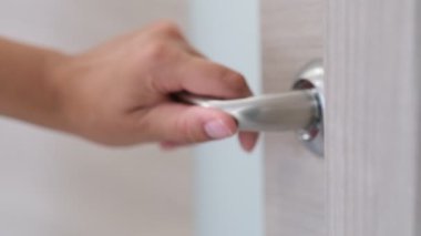 Kadın elini kapat, yatak odasının kapısını aç.