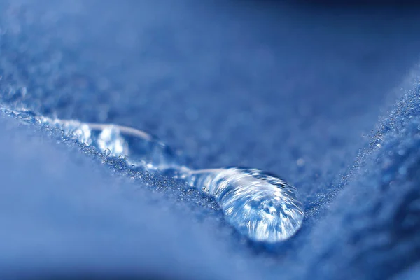 Water Proof Textile bloquea el paso del agua para mantenerse seca. abalorios de agua en la tela. enfoque suave, desenfoque —  Fotos de Stock