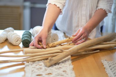El yapımı makrome doku deseni yakın plan. ECO dostu modern örgü doğal dekorasyon konsepti. Güzel boho makrome duvar paneli rahat bir atmosfer ekler.