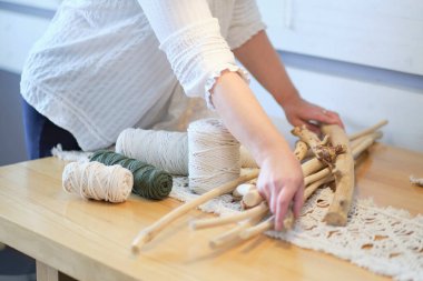 El yapımı makrome doku deseni yakın plan. ECO dostu modern örgü doğal dekorasyon konsepti. Güzel boho makrome duvar paneli rahat bir atmosfer ekler.