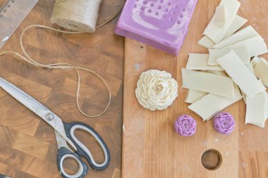 balmumu ve çiçek rengi şeklinde hazır mumlar.