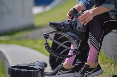 Kangoo zıplama ayakkabılarına uygun bacaklar. Kangoo atlama eğitimine hazırlanan kadın.