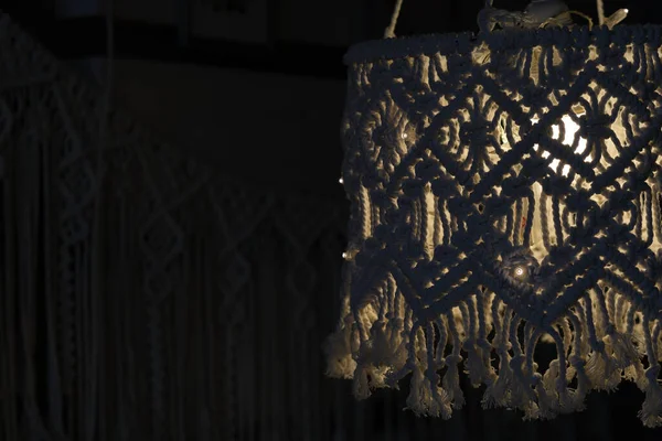 Handgefertigte Makramee-Lampenschirme hängen offen Design in natürlichen Farben. Boho style Schirm für eine Lampe. — Stockfoto