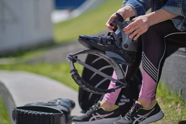 Kangoo zıplama ayakkabılarına uygun bacaklar. Kangoo atlama eğitimine hazırlanan kadın.