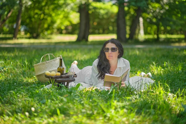 Portret van een zelfverzekerde volwassen vrouw. glimlachende vrouw die met een grote grijns naar de camera kijkt. Succesvolle vrouw van middelbare leeftijd rustend in het park. — Stockfoto